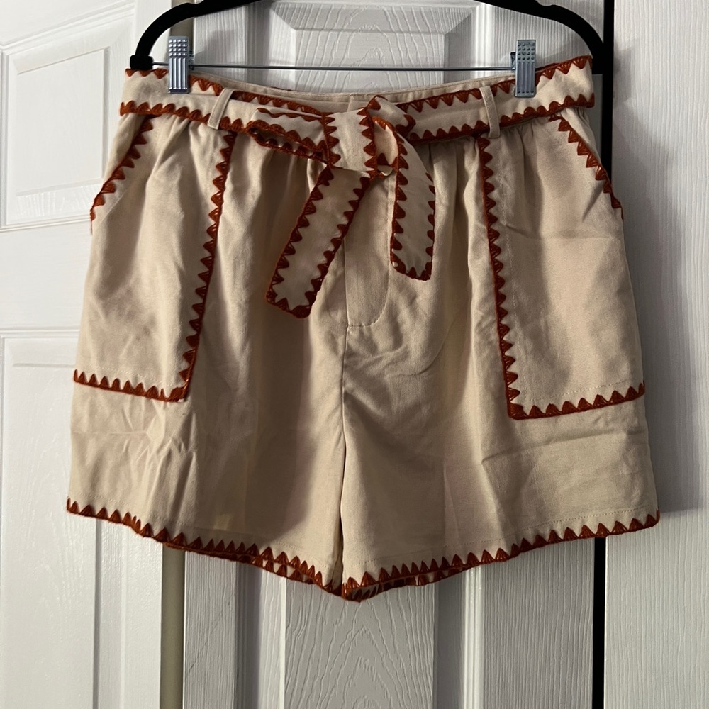 En Saison Cream Shorts with Brown Accents